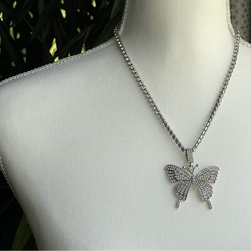 Dazzling Silver Butterfly Fashion Necklace with Sparkling Crystals
